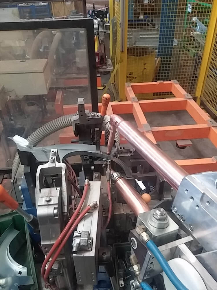 Robotic station for spot welding