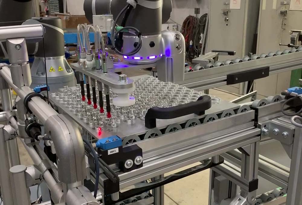 Feeder with collaborative robot